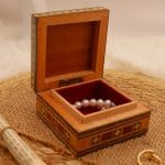 Photo d'une boîte en marqueterie ouverte pour un article