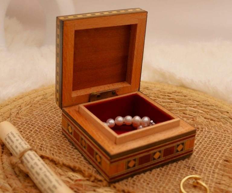 Photo d'une boîte en marqueterie ouverte pour un article