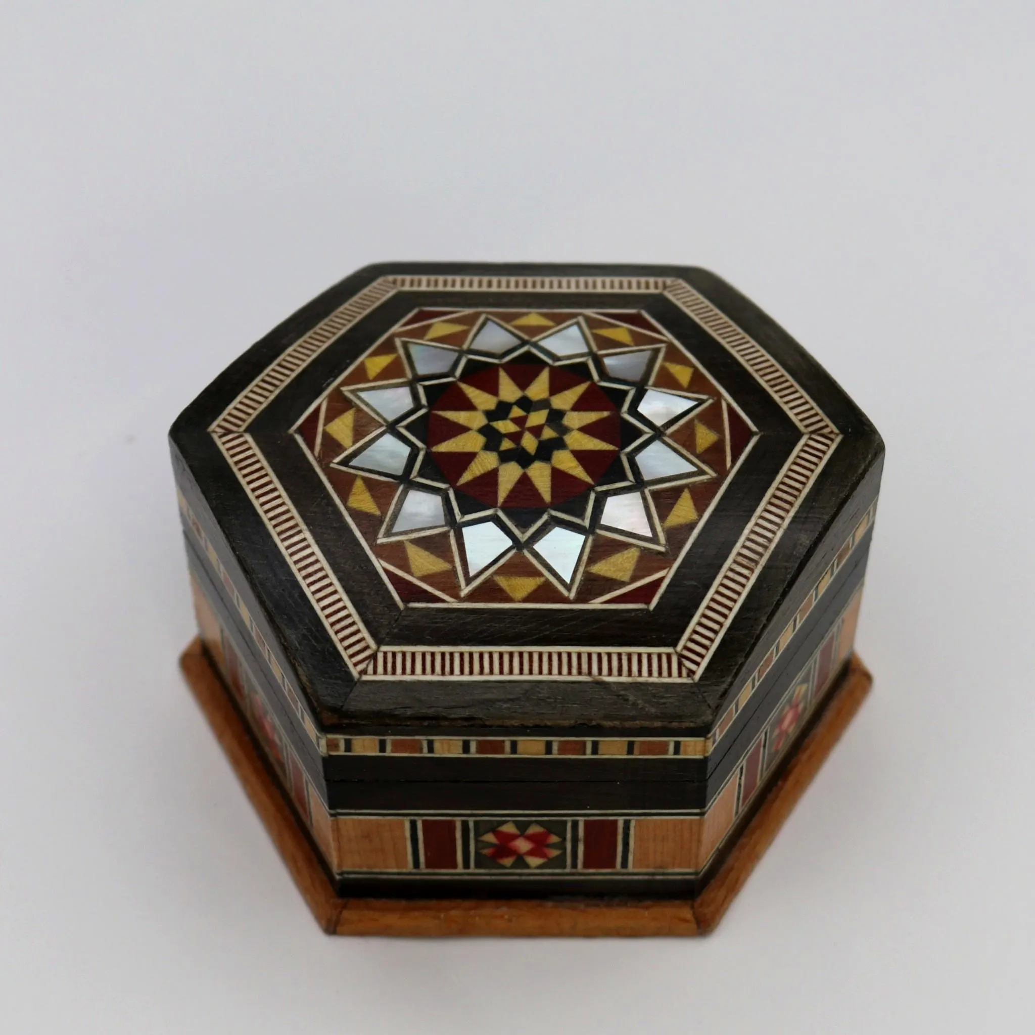 Boîte en marqueterie hexagonale