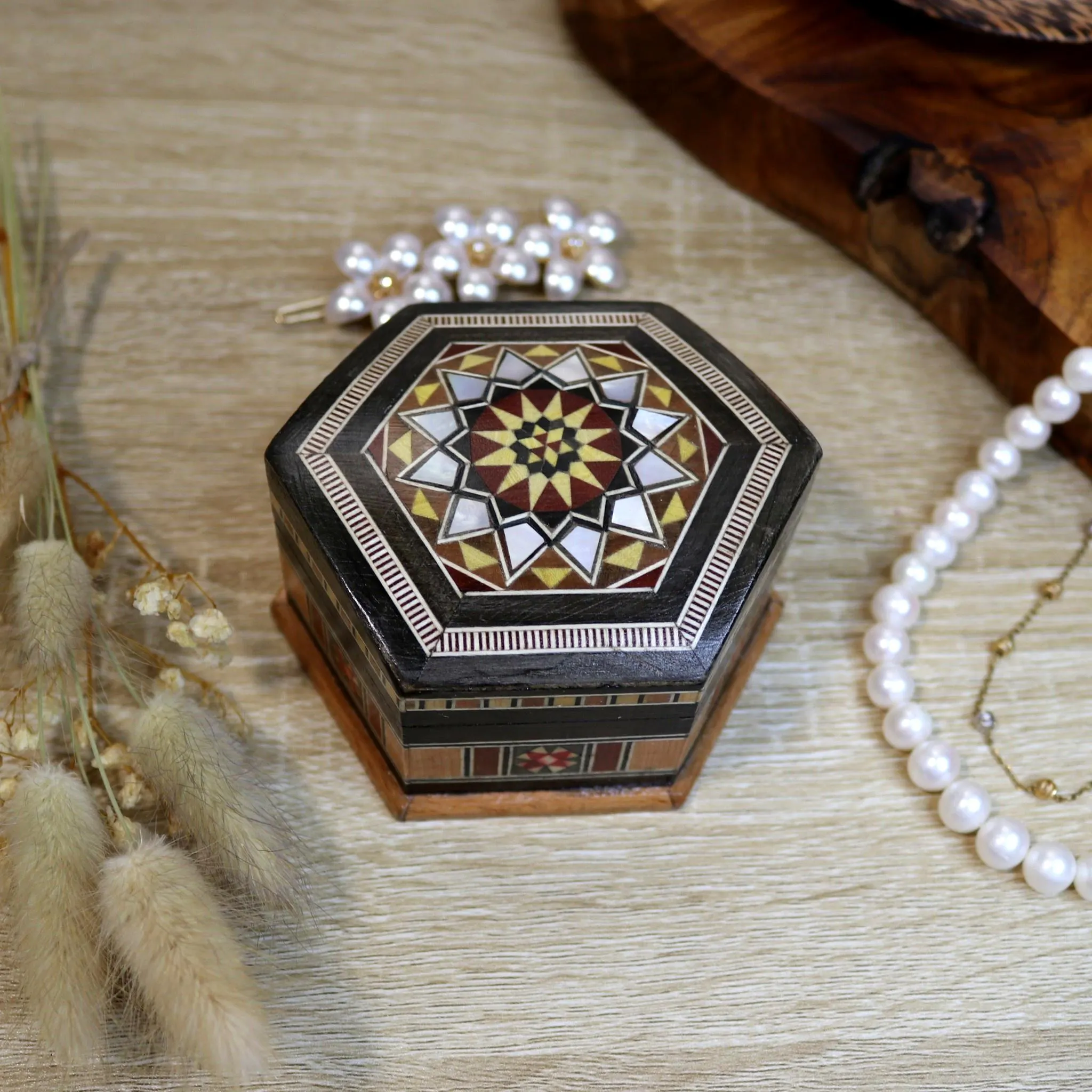 Boîte en marqueterie hexagonale