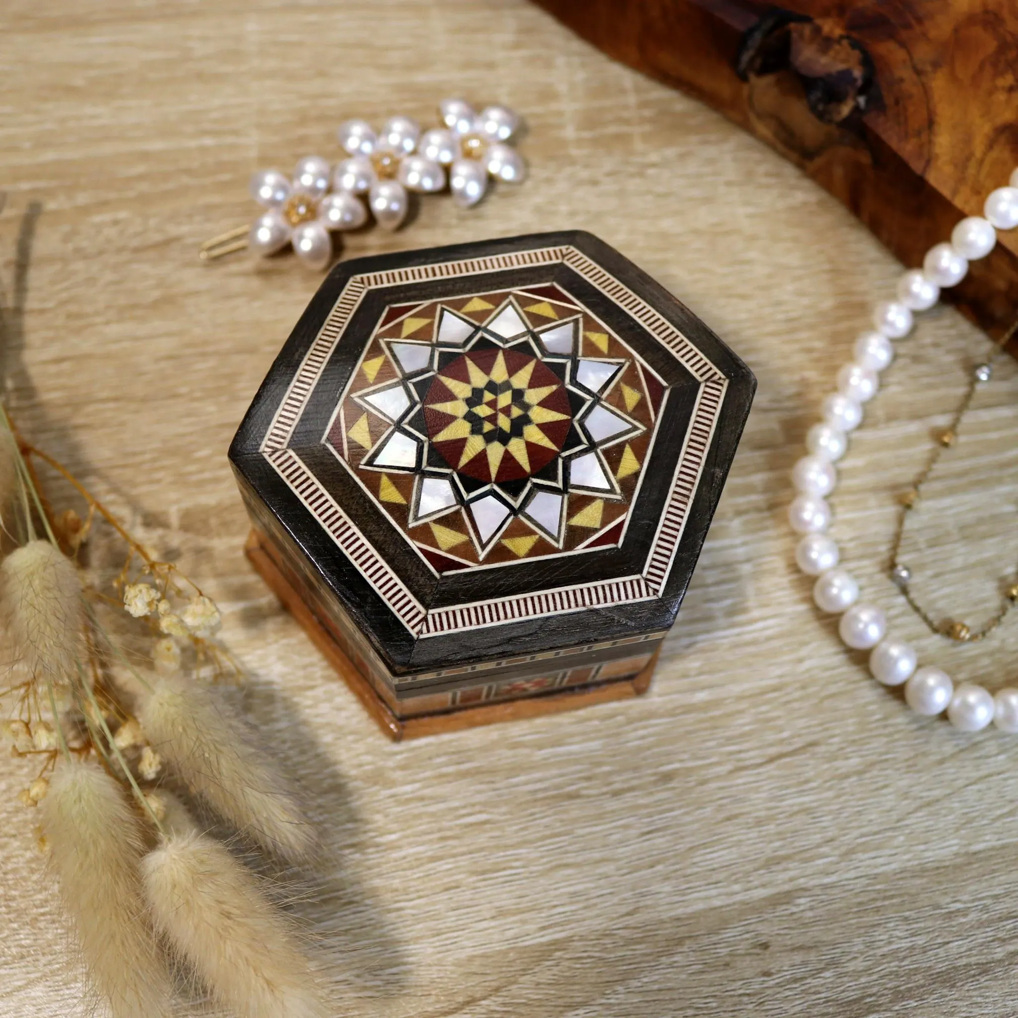 Boîte en marqueterie hexagonale