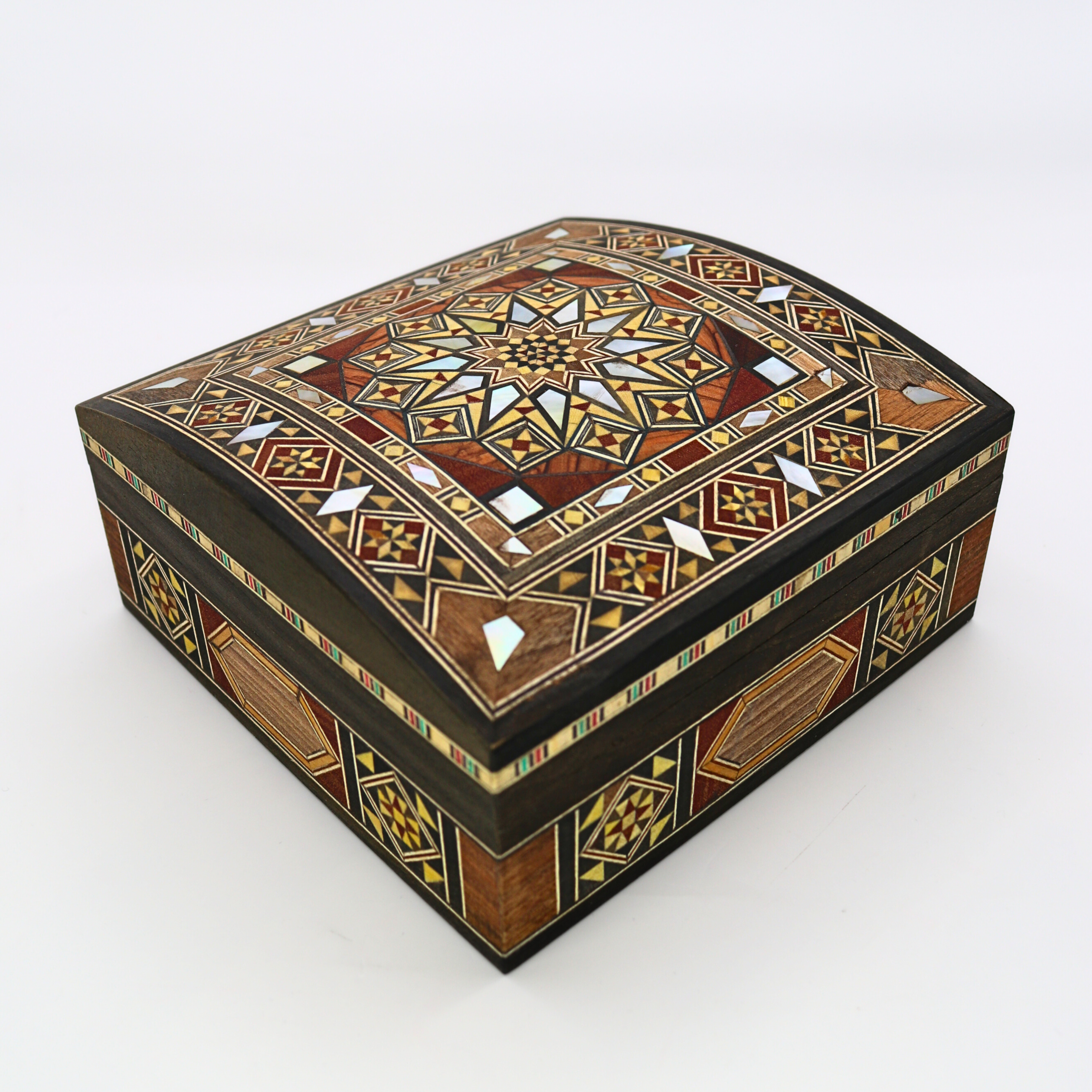 Boîte en marqueterie carrée à face courbée