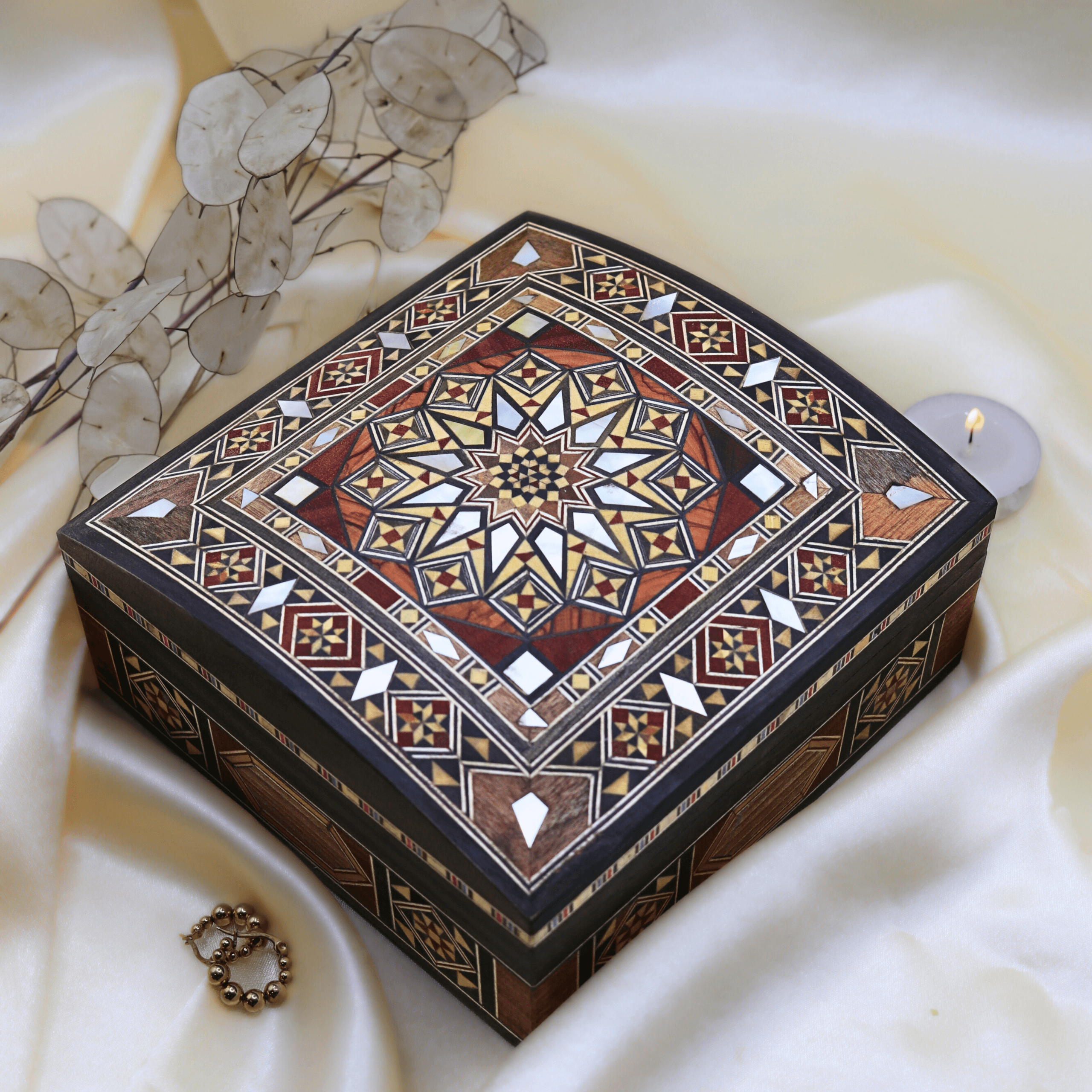 Boîte en marqueterie carrée à face courbée