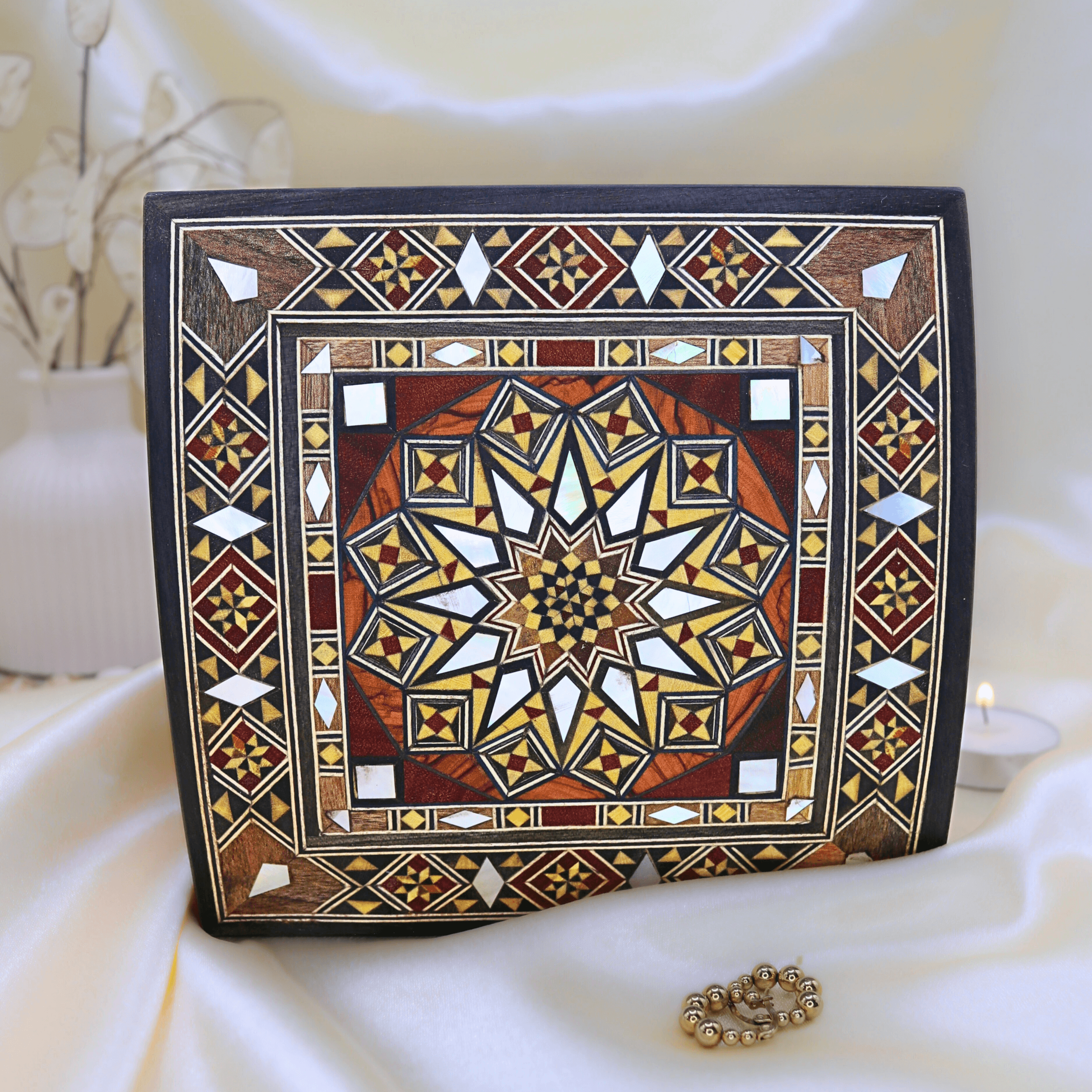 Boîte en marqueterie carrée à face courbée