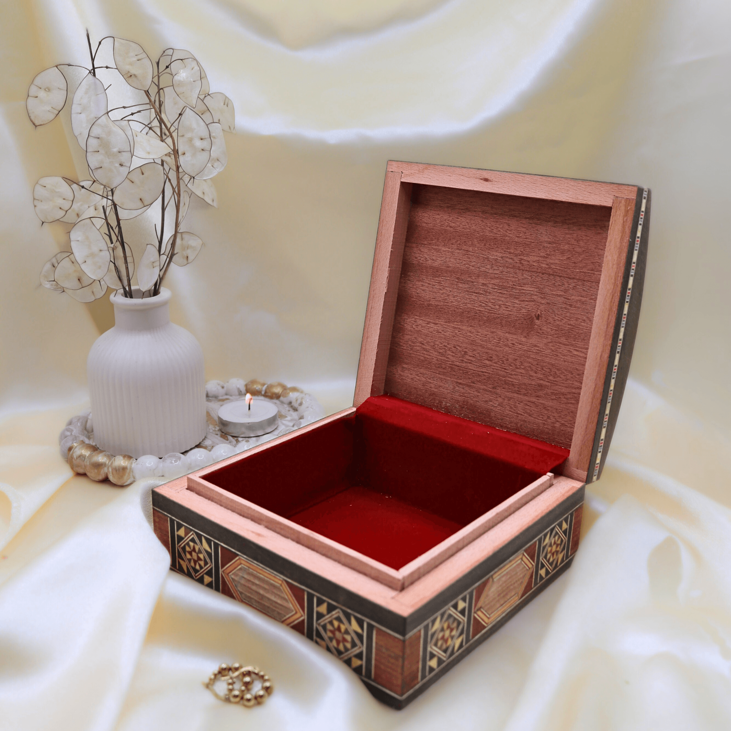 Boîte en marqueterie carrée à face courbée