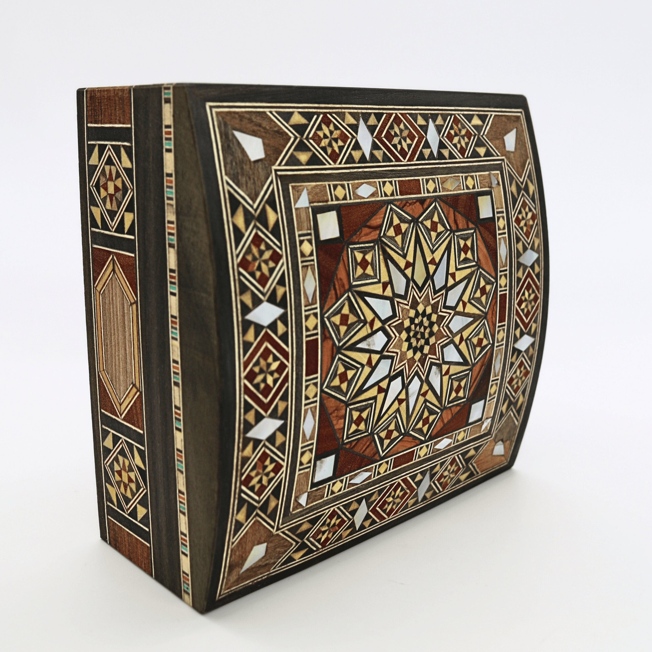 Boîte en marqueterie carrée à face courbée