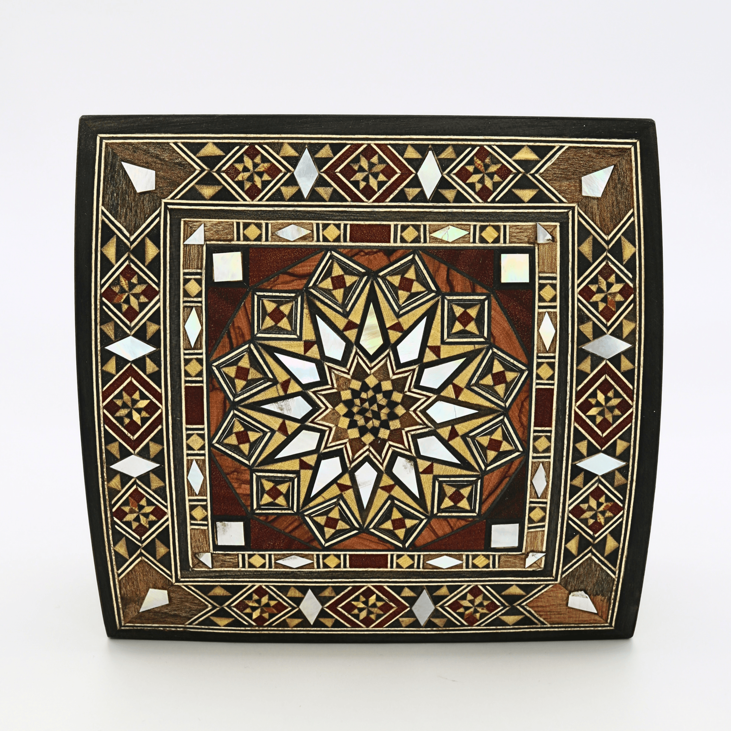 Boîte en marqueterie carrée à face courbée