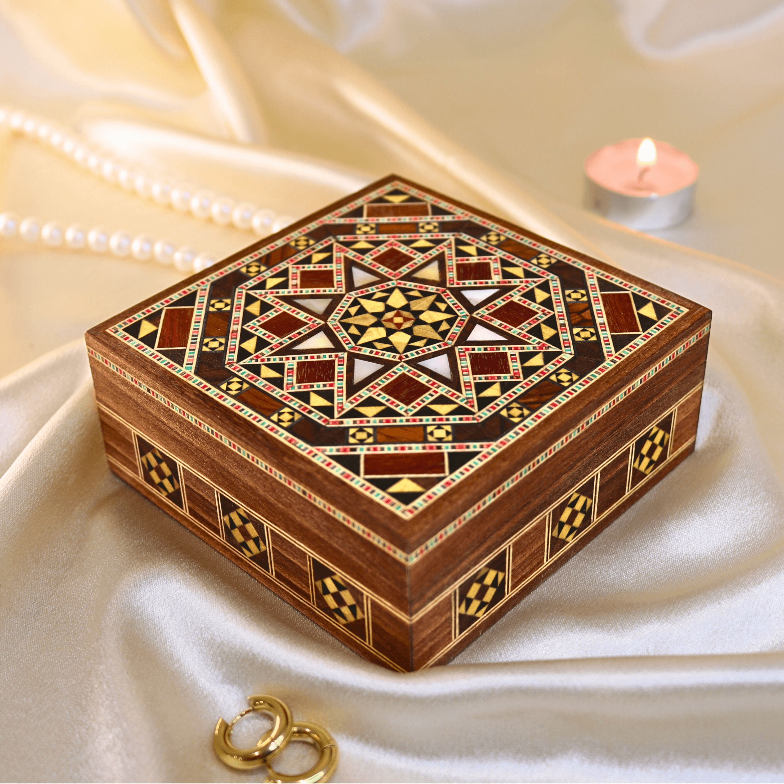 Moyenne boîte en bois carrée