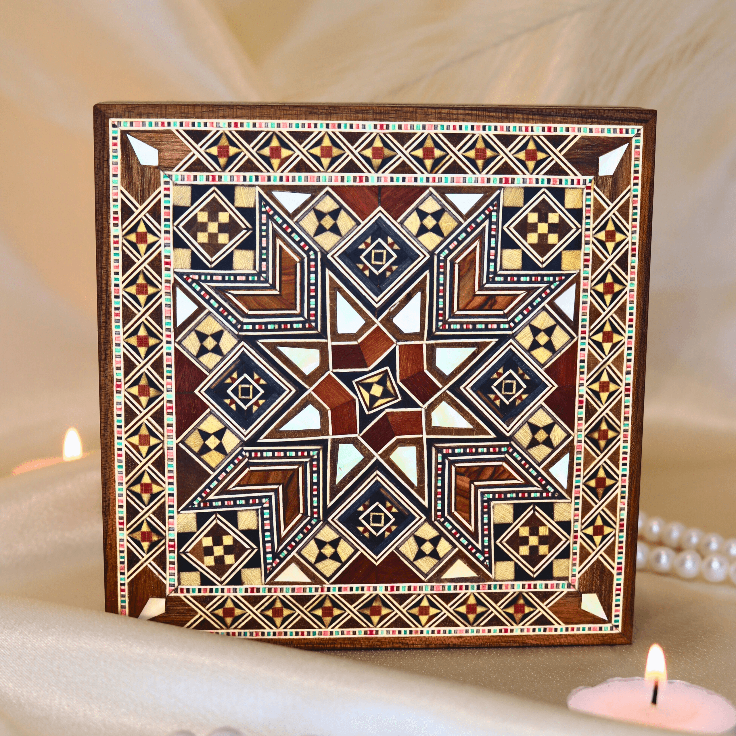 Moyenne boîte en marqueterie traditionnelle carrée