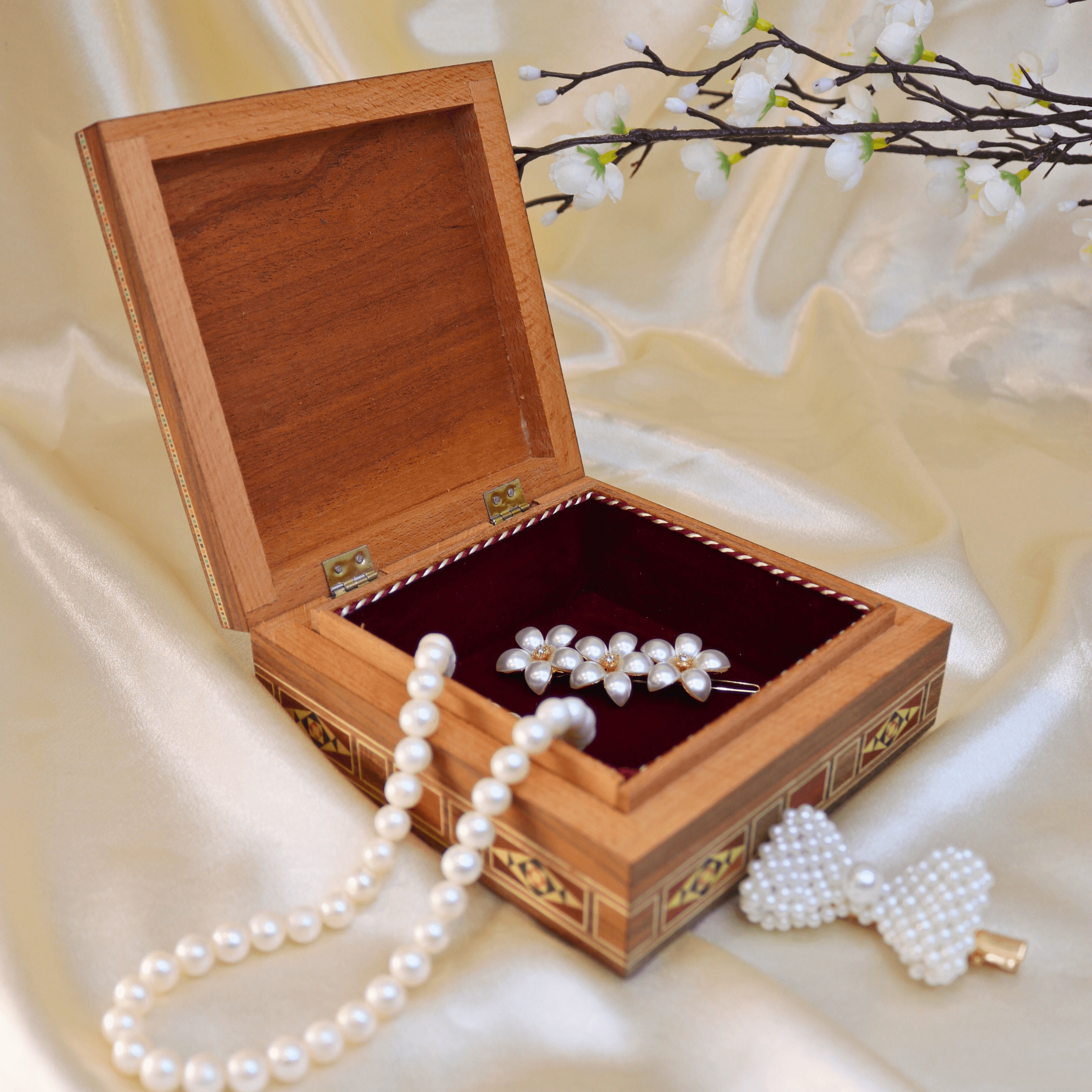 Moyenne boîte en marqueterie traditionnelle carrée 1