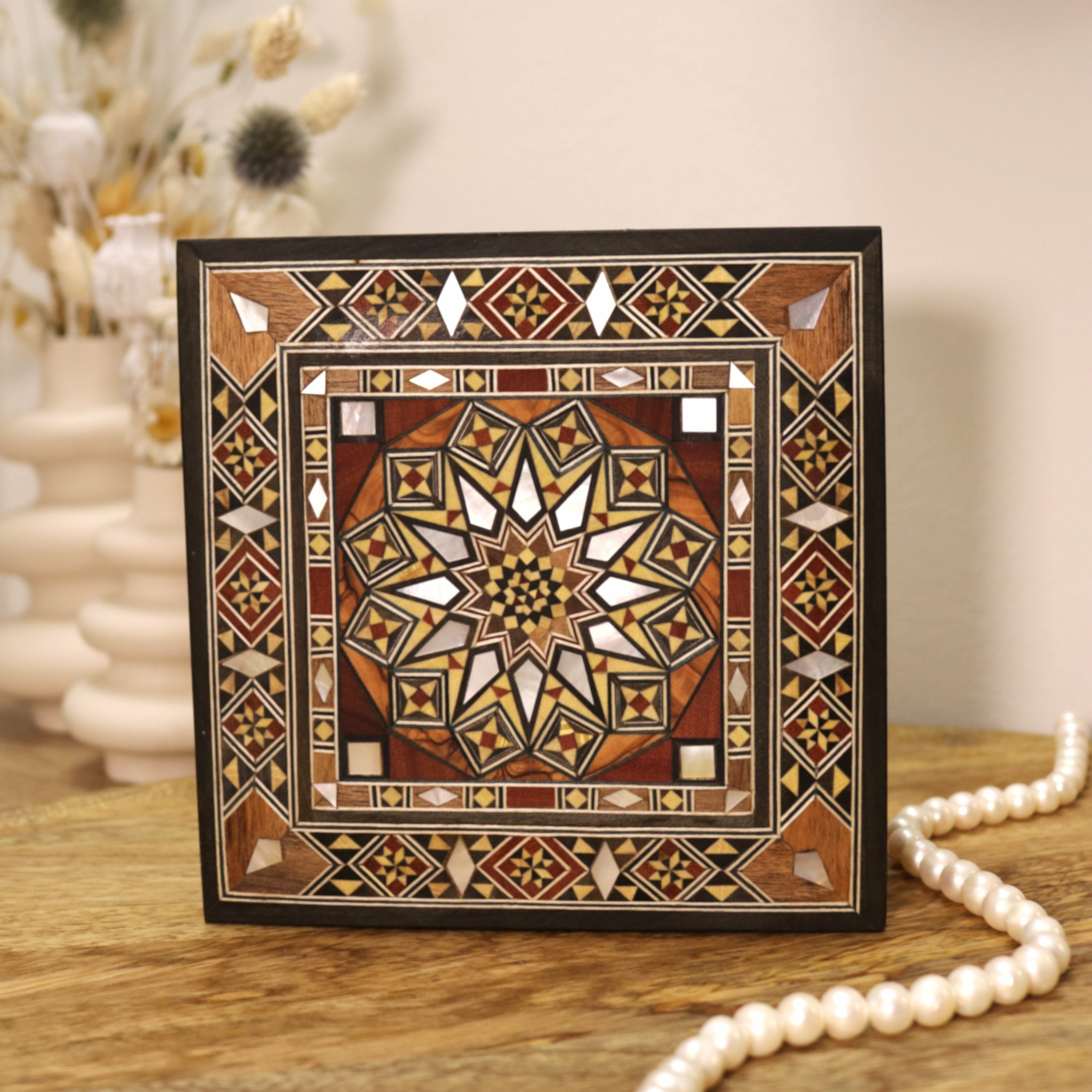 Boîte en marqueterie 15 cm – Motif rayonnant en nacre