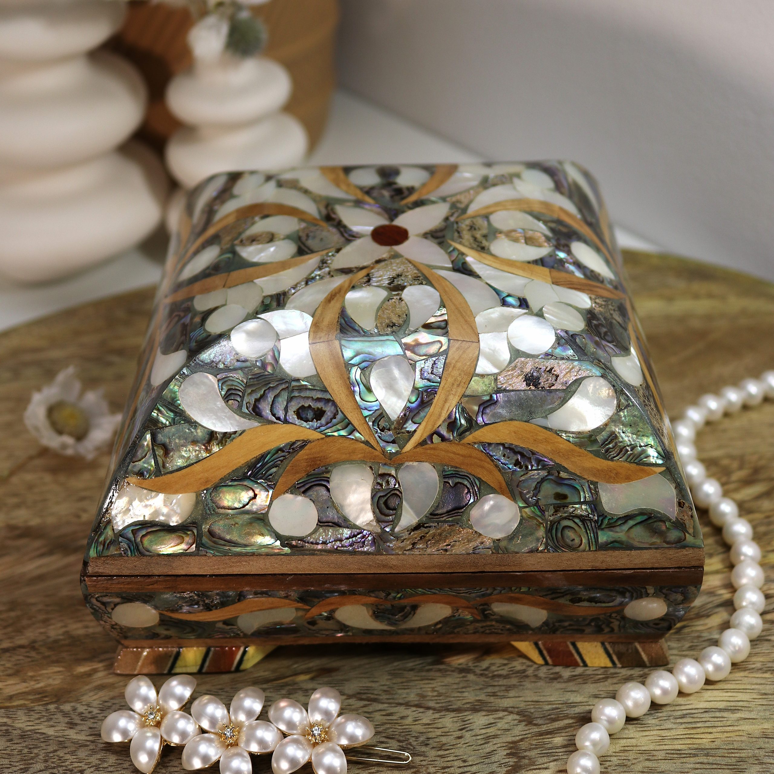Coffret décoratif en nacre et bois