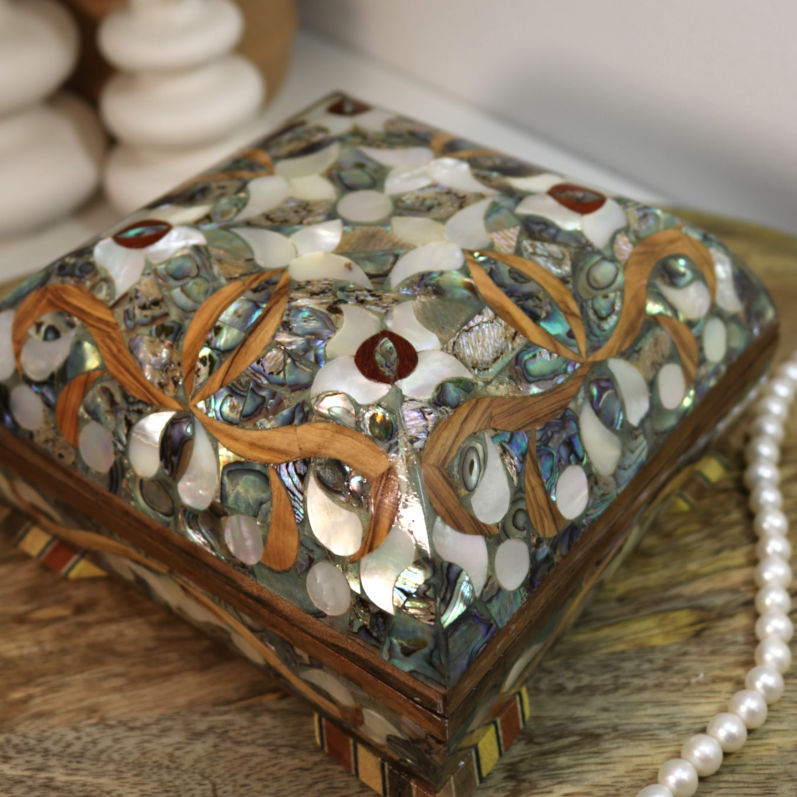 Boîte carrée en marqueterie de luxe