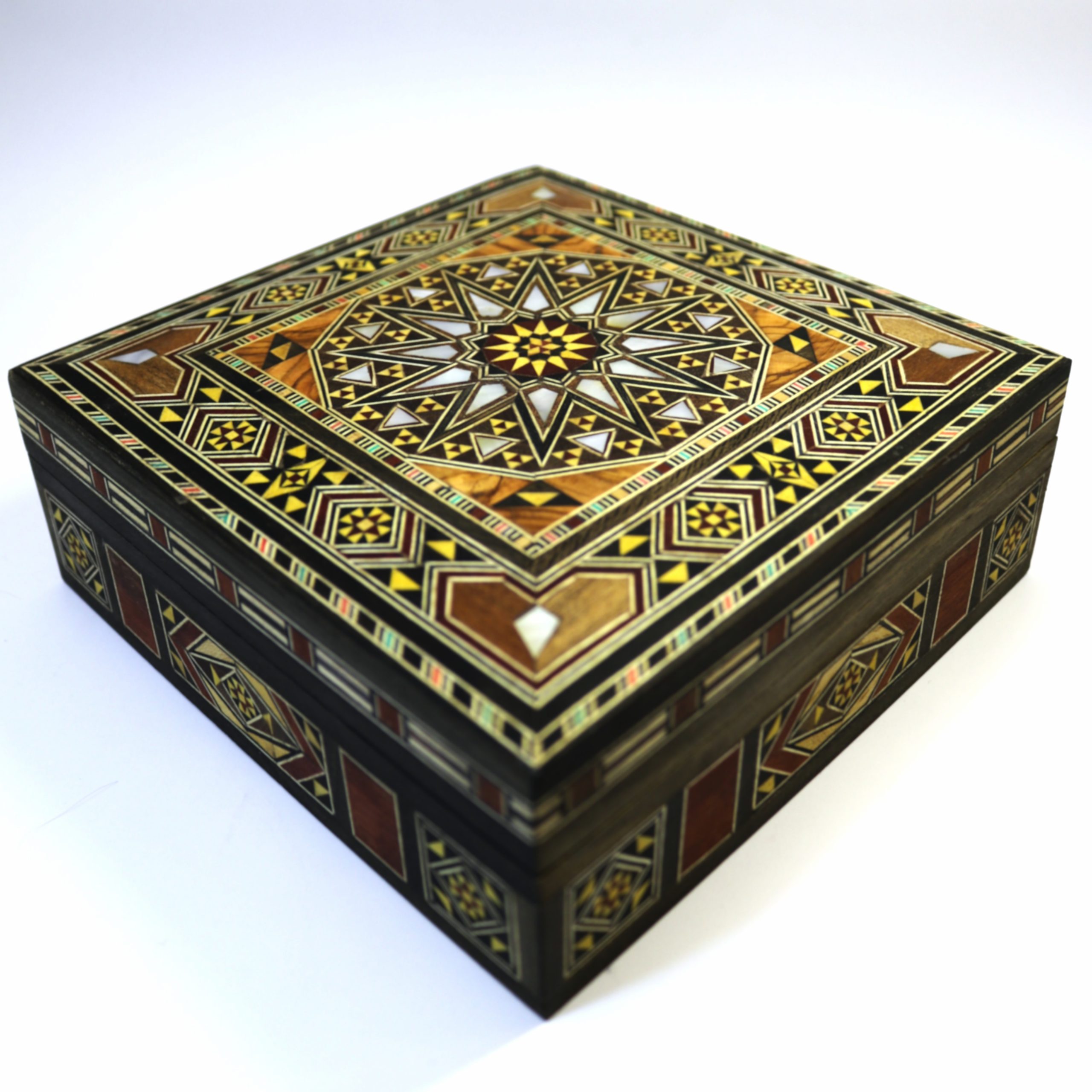 IMG_0477 Boîte carrée en marqueterie orientale