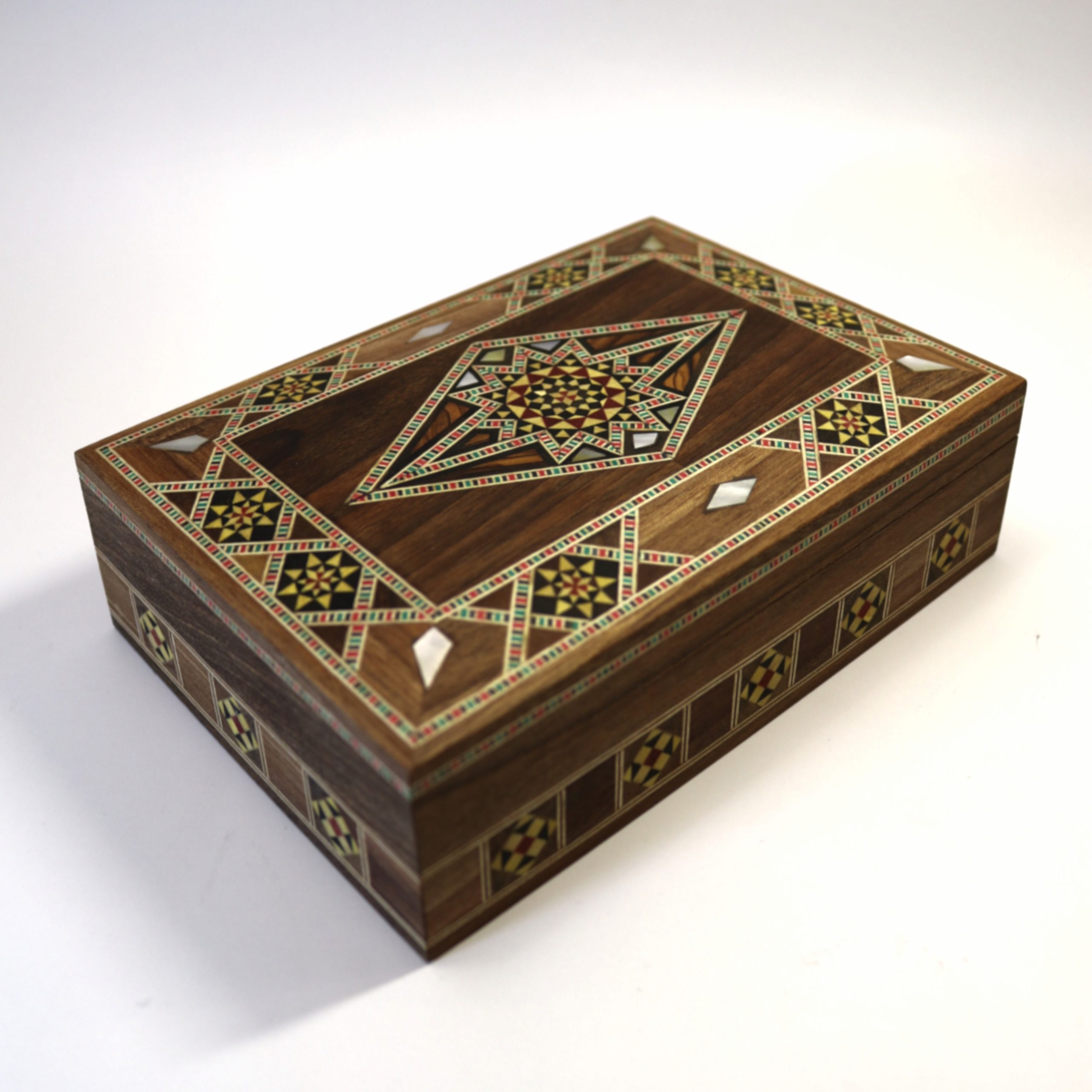 Coffret en marqueterie rectangulaire avec nacre