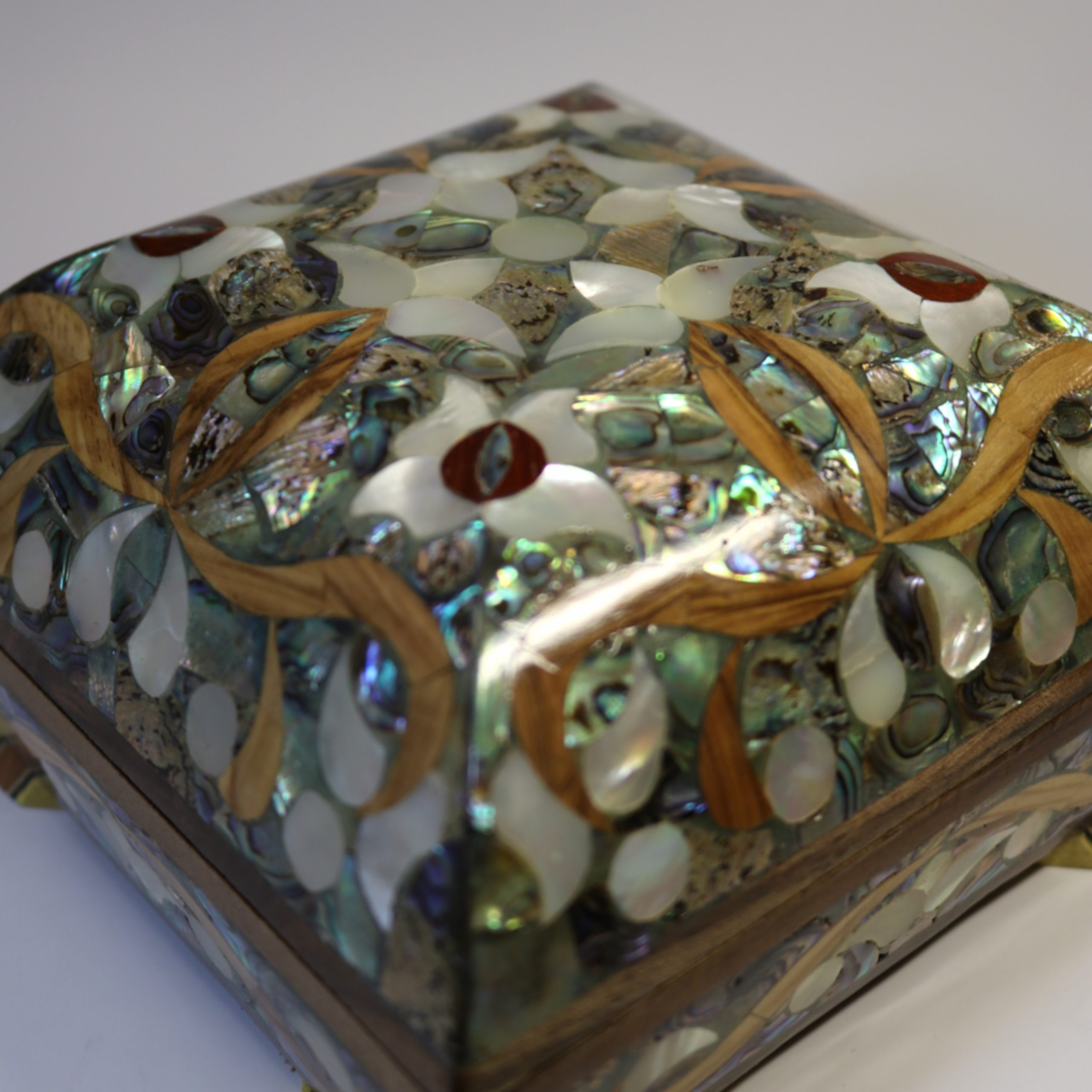 Boîte carrée en marqueterie de luxe