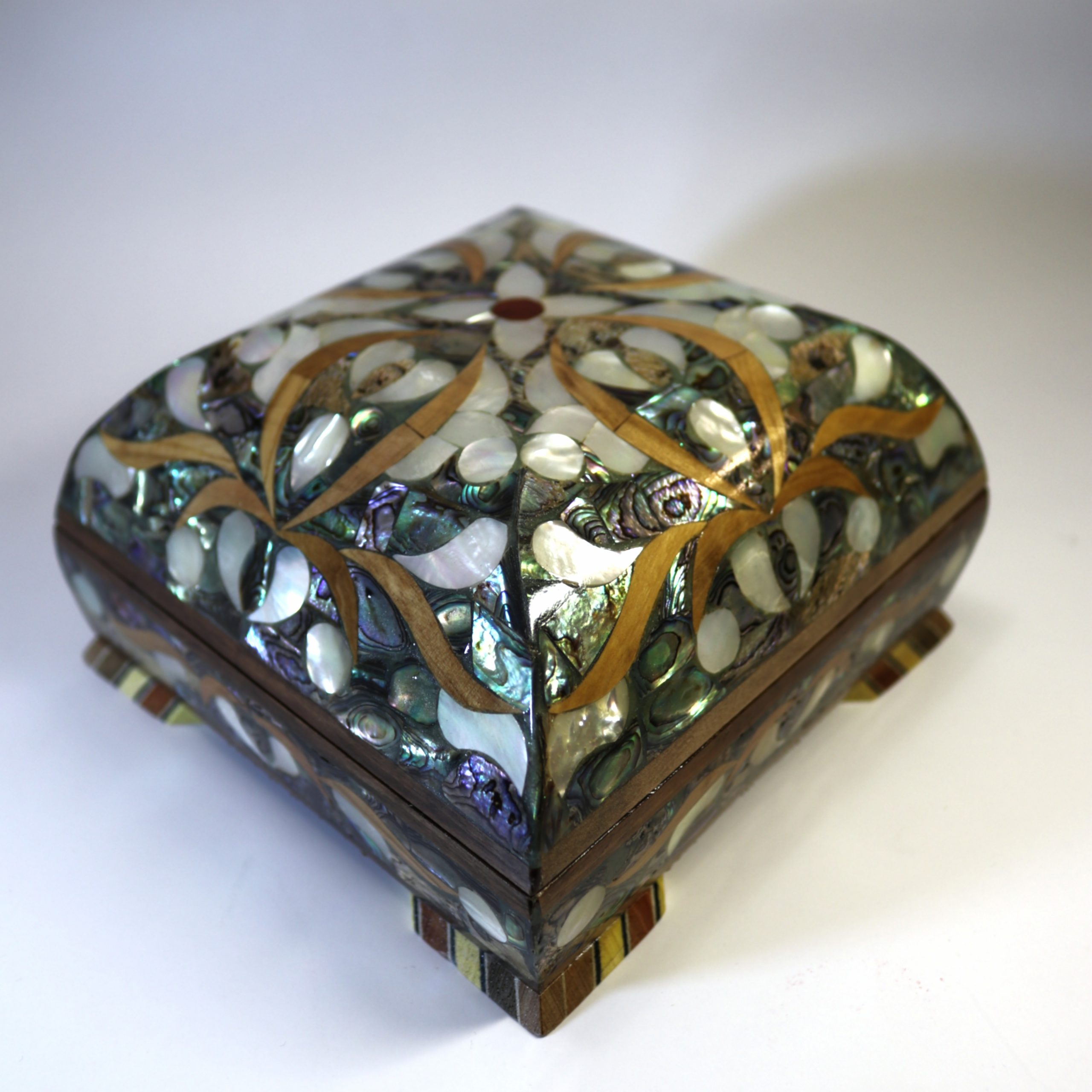 Coffret décoratif en nacre et bois - Modèle floral -