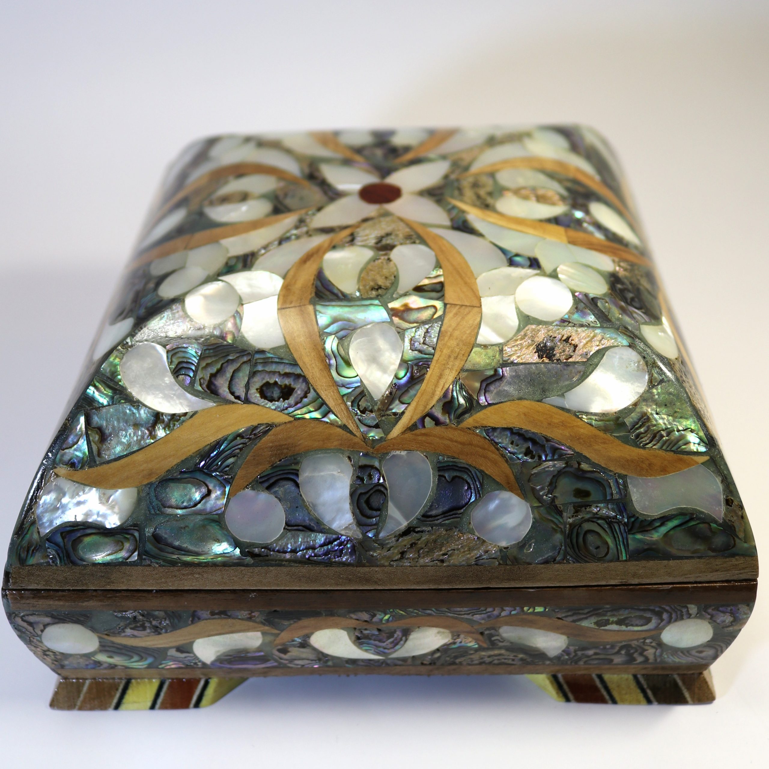 Coffret décoratif en nacre et bois - Modèle floral -