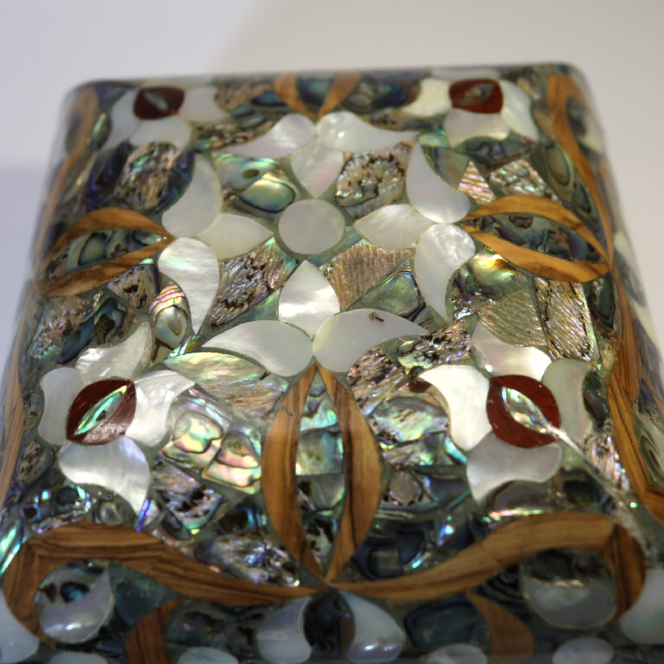 Boîte carrée en marqueterie de luxe