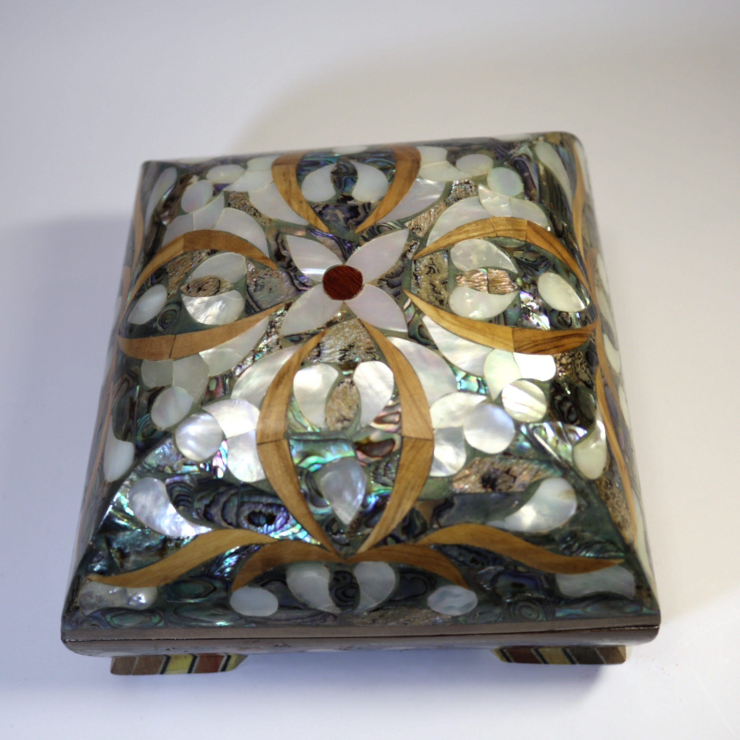 Coffret décoratif en nacre et bois - Modèle floral -