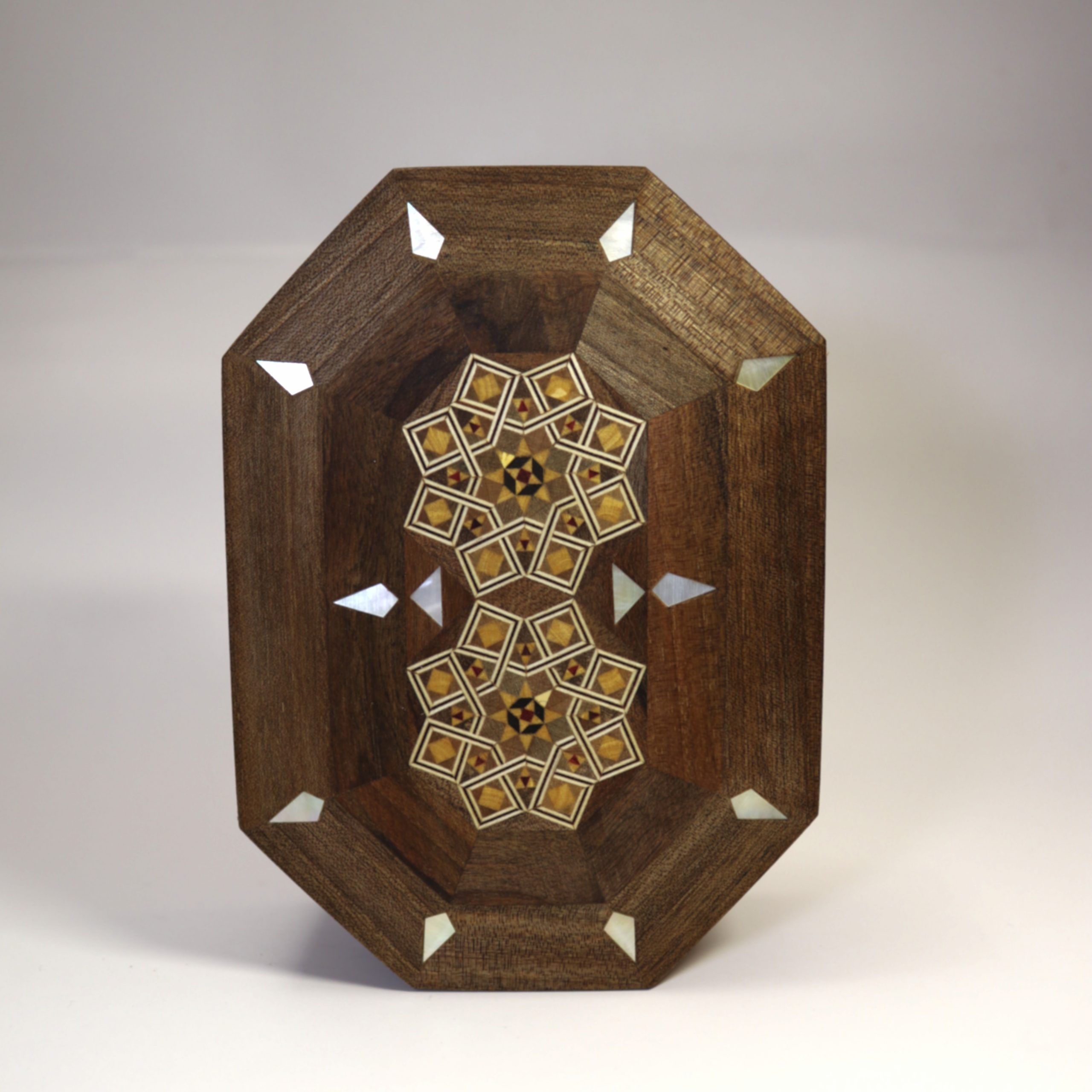 Boîte orientale mate en marqueterie