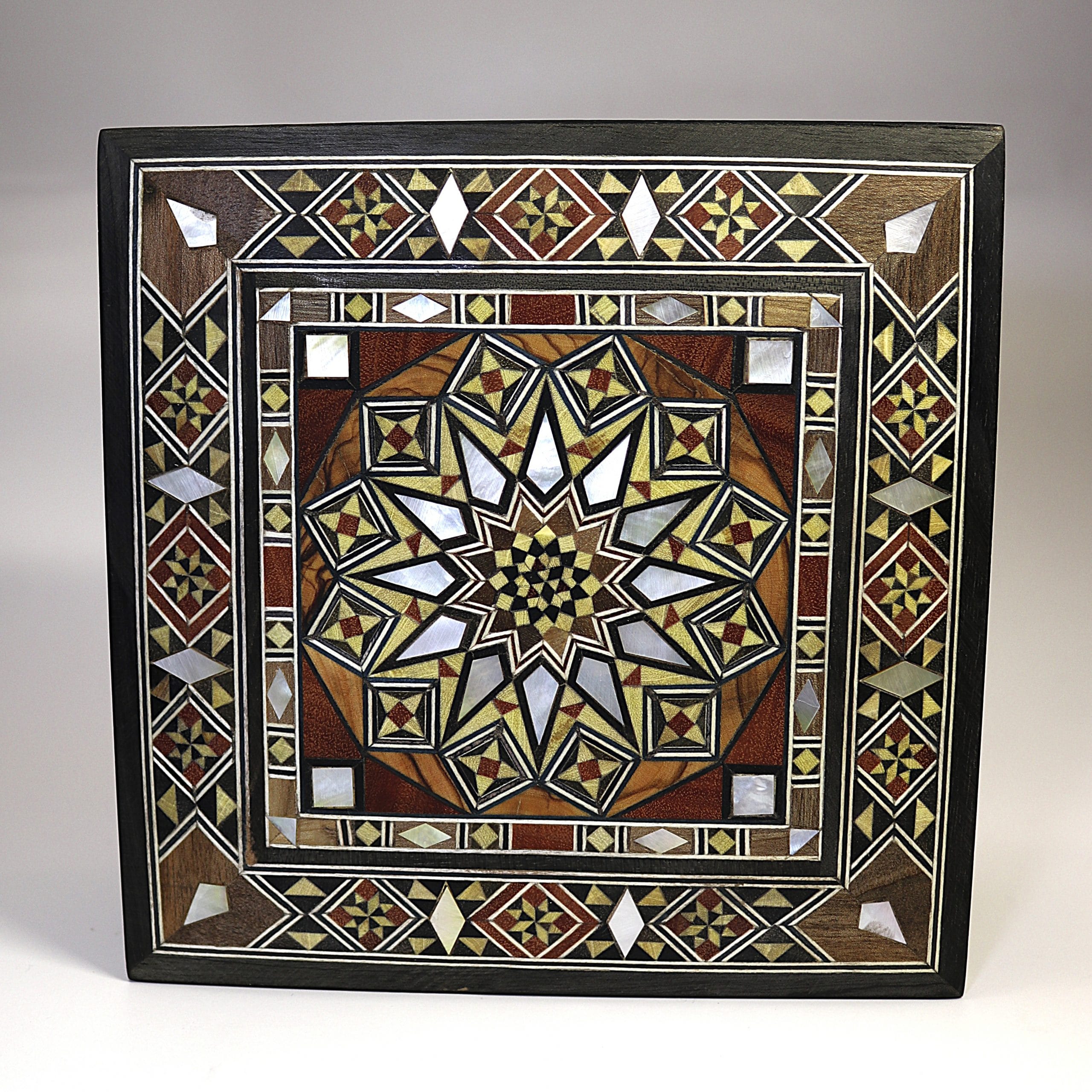 Boîte en marqueterie 15 cm – Motif rayonnant en nacre