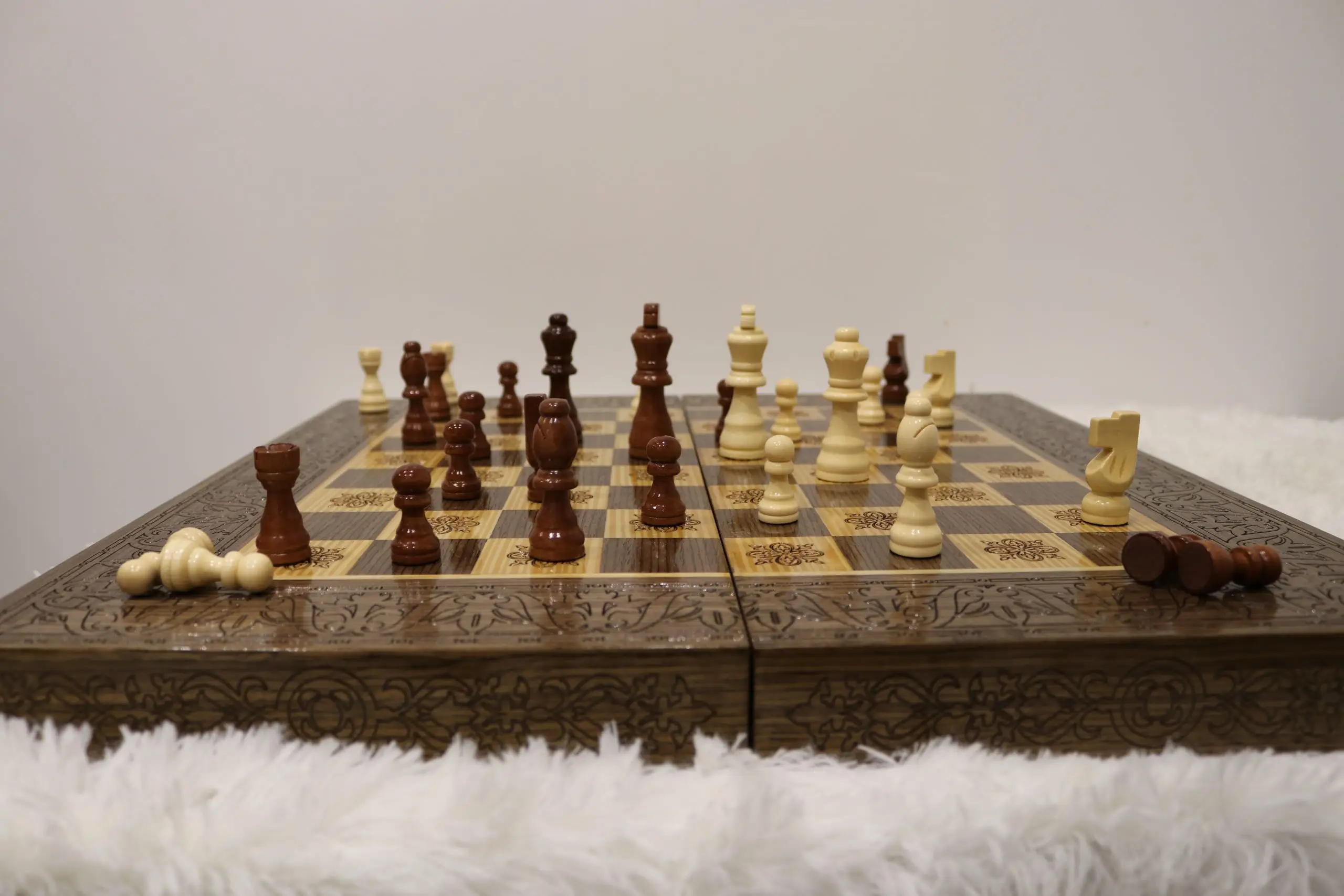 Coffret jeux marqueterie échecs avec pièces bois précieux