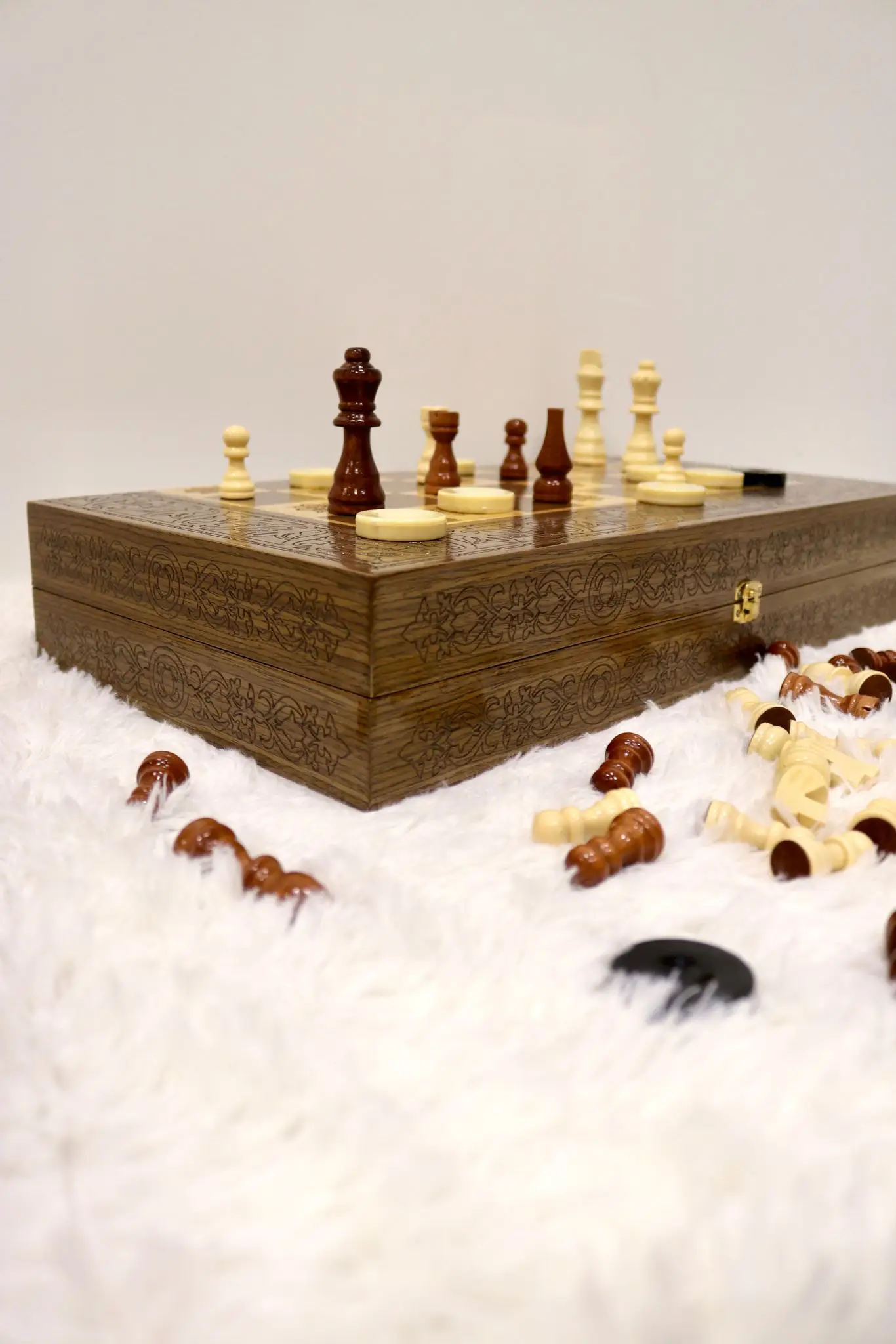 Plateau échecs bois sur coffret jeux marqueterie